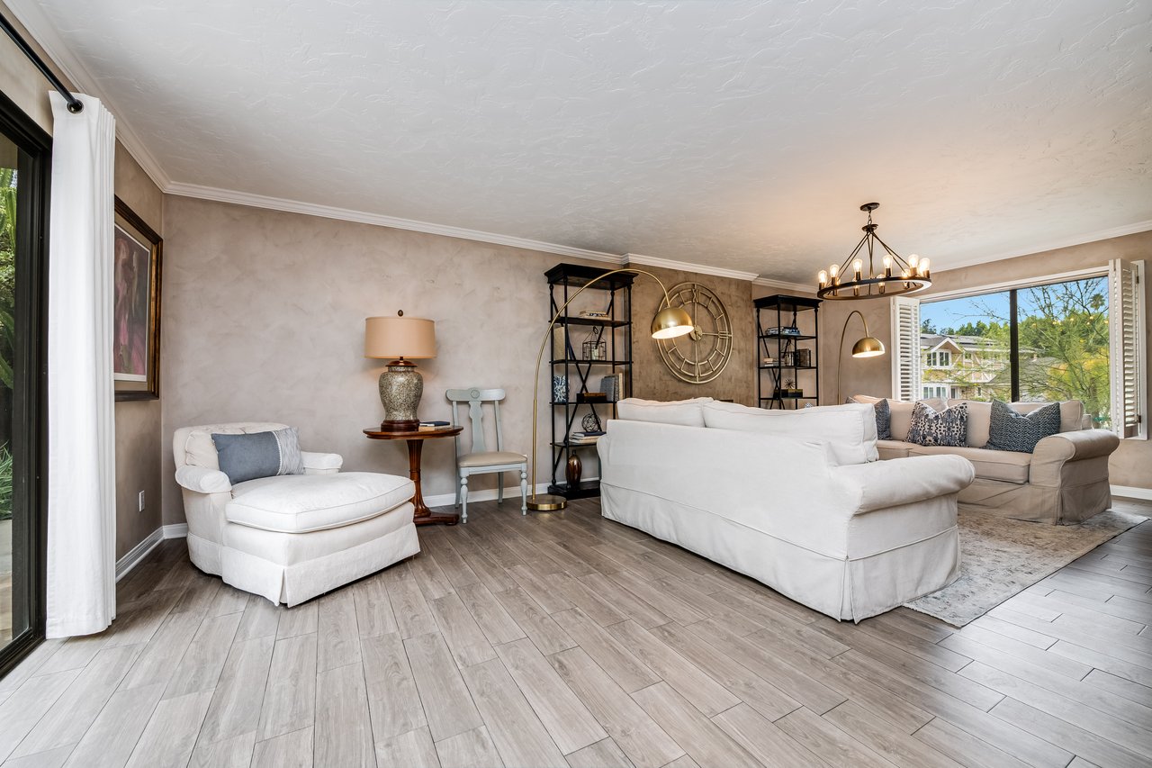 24417 Clipstone St, Woodland Hills 