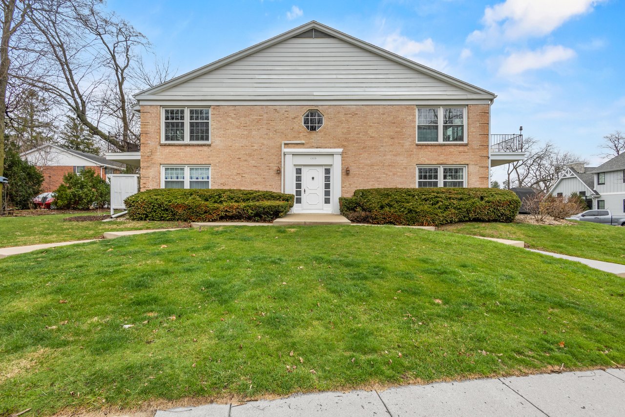 1305 W. Main St. Unit 202 Lake Geneva, WI 53147