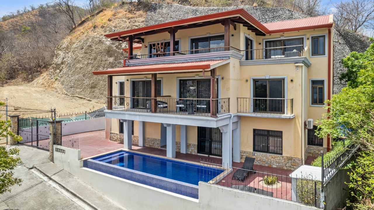 Casa Omega | Ocean View Apartment Complex in Altos de Flamingo