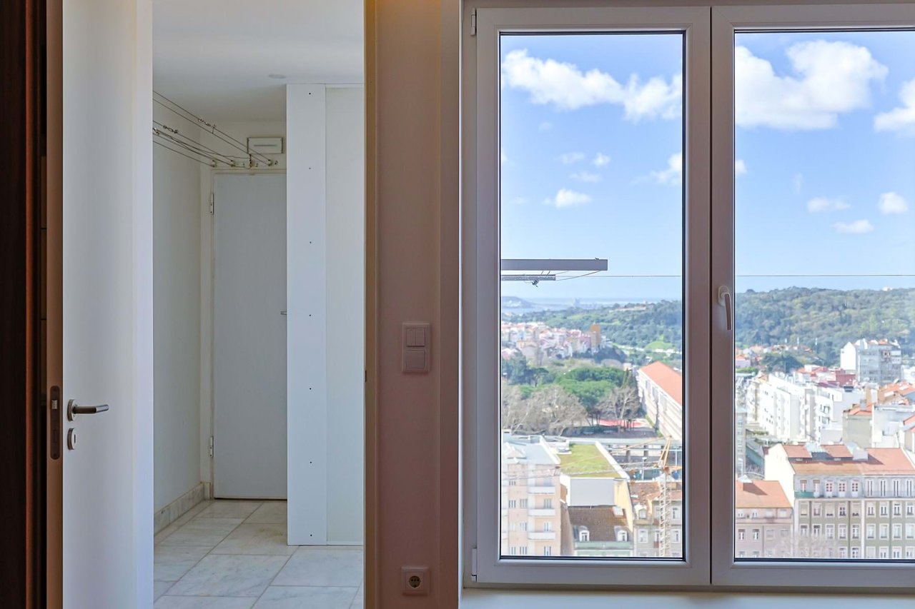 Luxury 3-Bedroom Apartment in Amoreiras with Panoramic Views