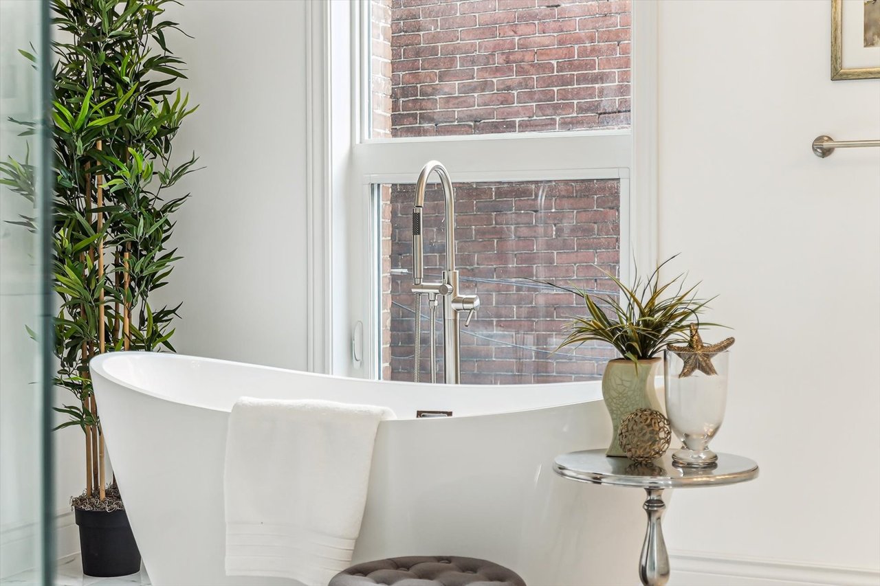 290 Bathurst St
