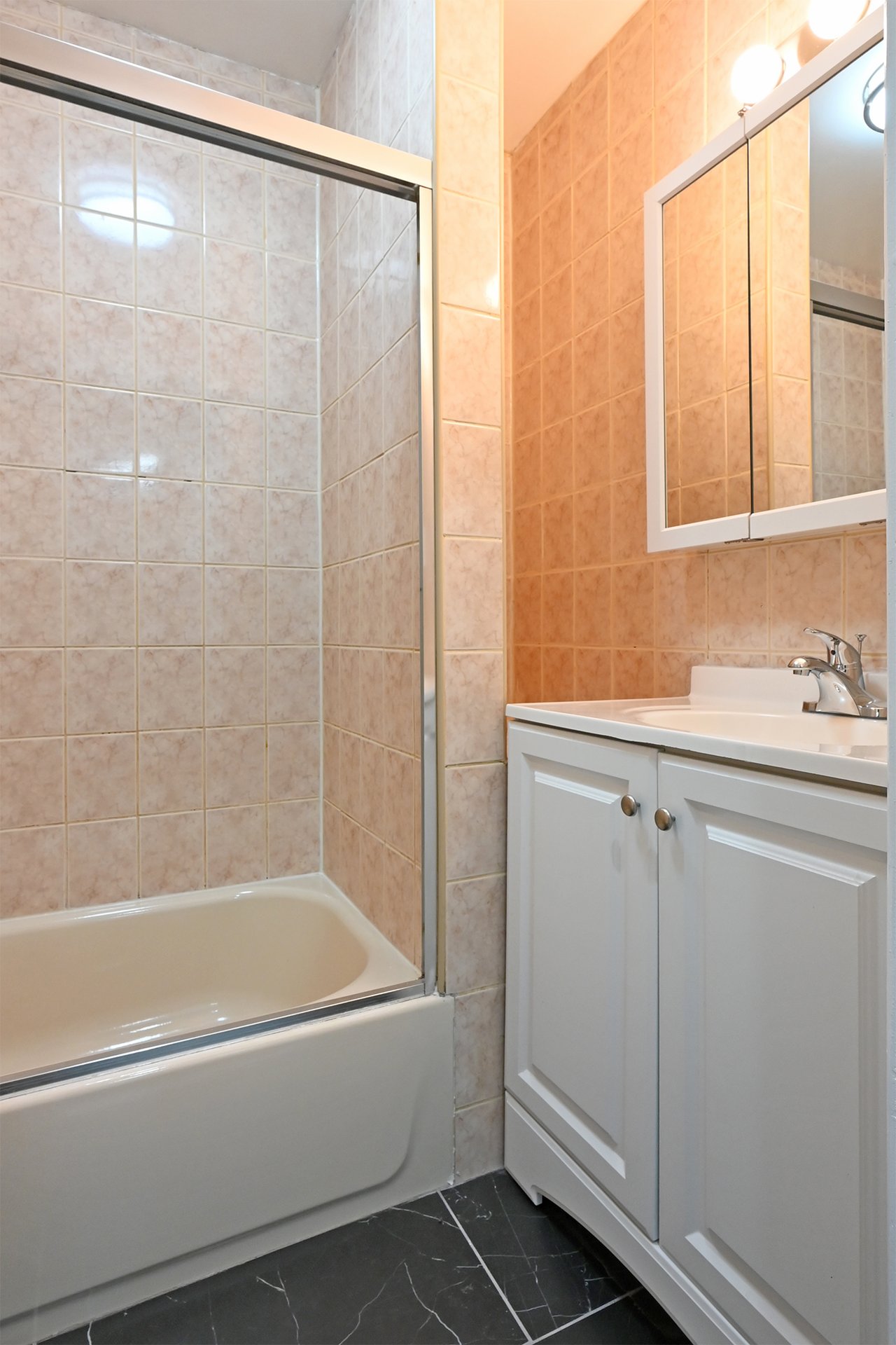 25-08 Newtown Avenue 004