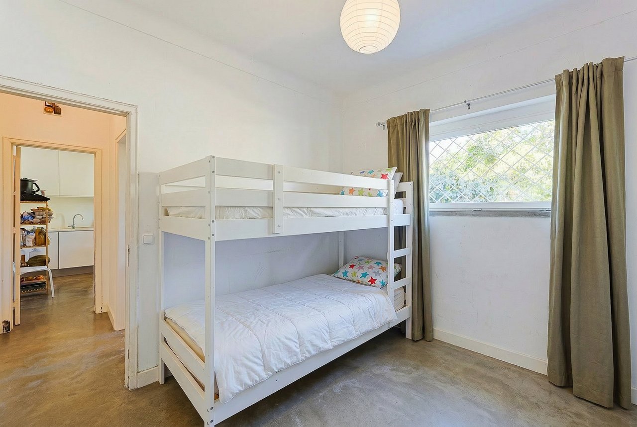 Spacious 5-Bedroom Villa with Expansive Garden Near Sintra in Colares