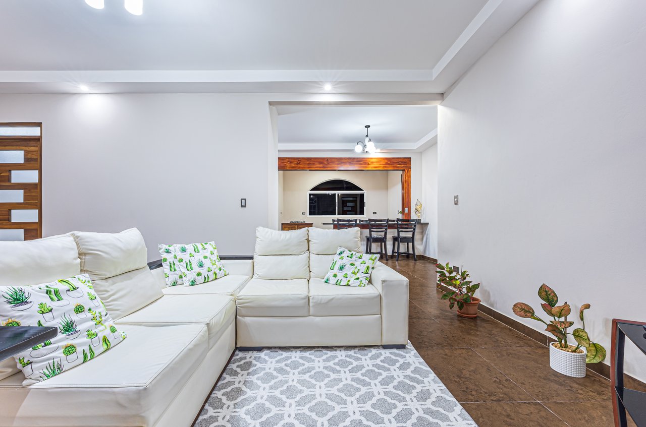 Exceptional 5-Bedroom Residence on Los Laureles Street – Prime Location & Versatile Layout