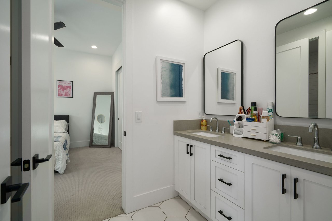 3226 E GLENROSA Avenue