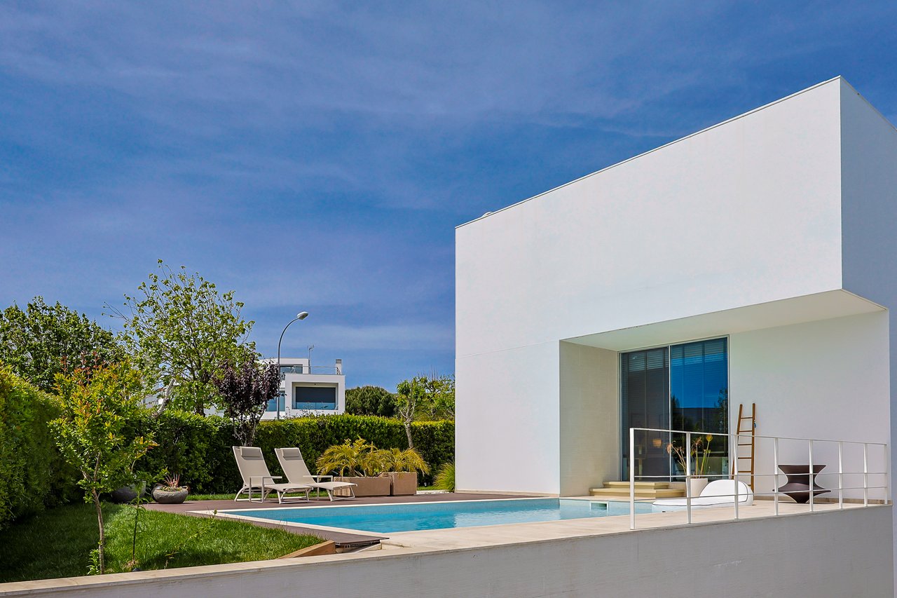 “The Green Villa” – Elegant Luxury Villa with Pool in Carnaxide, Oeiras