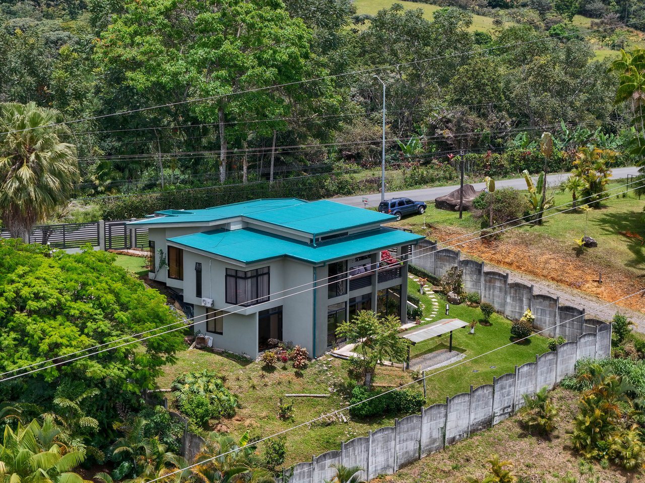 5-BEDROOM CHIRRIPO MOUNTAIN VIEW HOME WITH EASY ACCESS, PREMIUM FINISHES, FRUIT TREES AND LANSCAPED – 0.22 ACRES