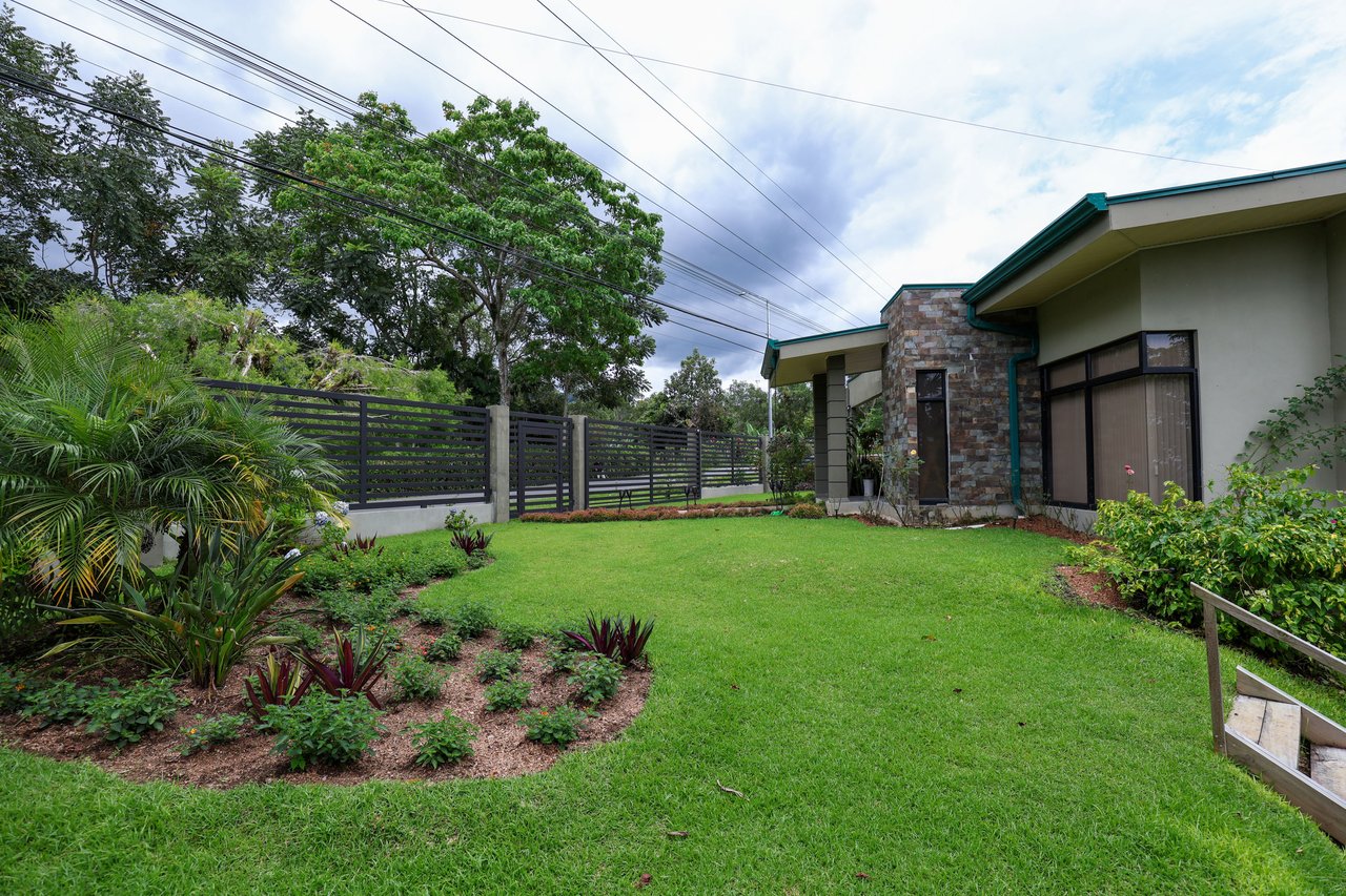 5-BEDROOM CHIRRIPO MOUNTAIN VIEW HOME WITH EASY ACCESS, PREMIUM FINISHES, FRUIT TREES AND LANSCAPED – 0.22 ACRES