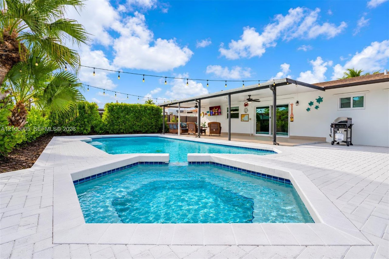 12010-sw-107-street-miami-fl-home-for-sale-pool-area