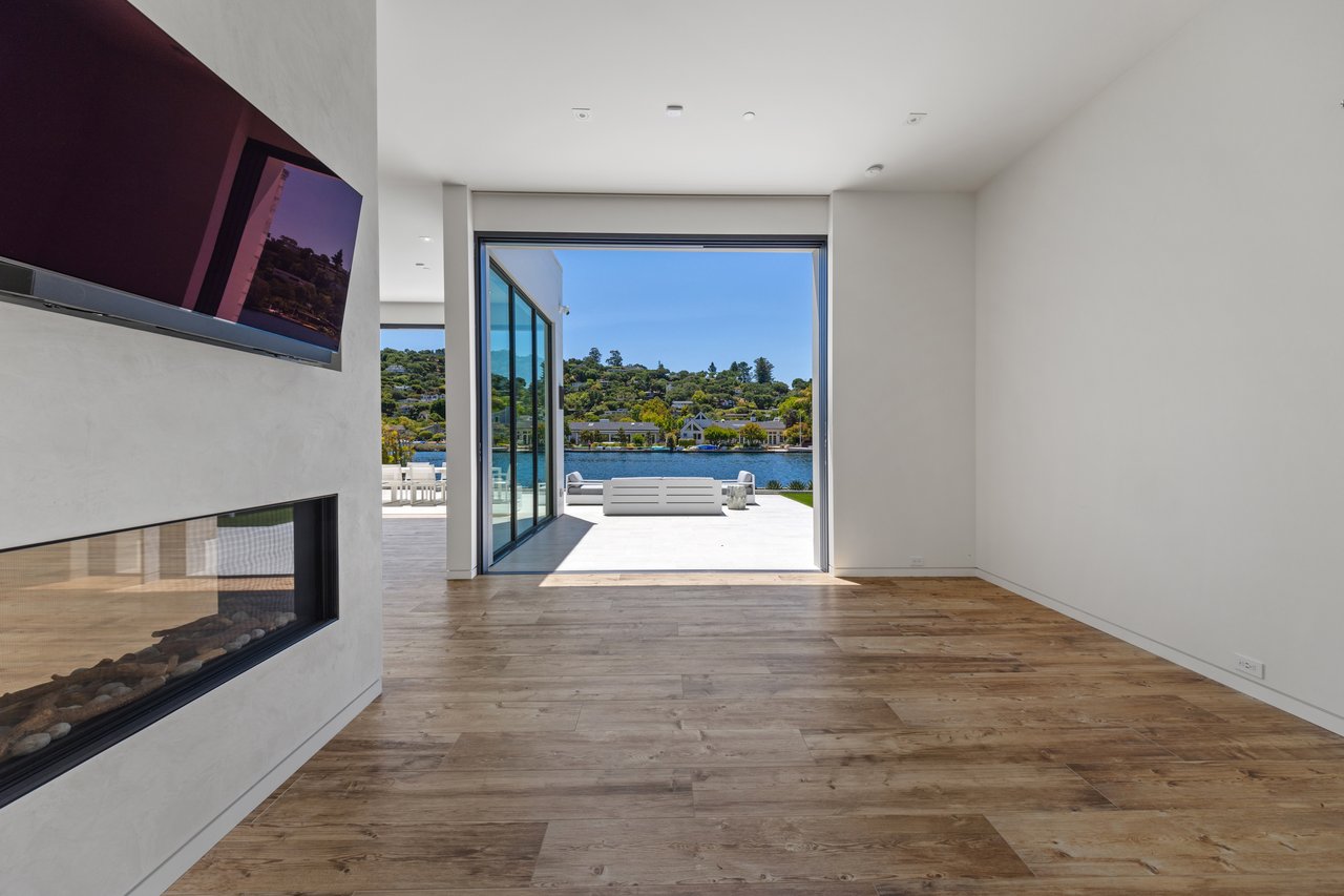 Contemporary Retreat on the Belvedere Lagoon