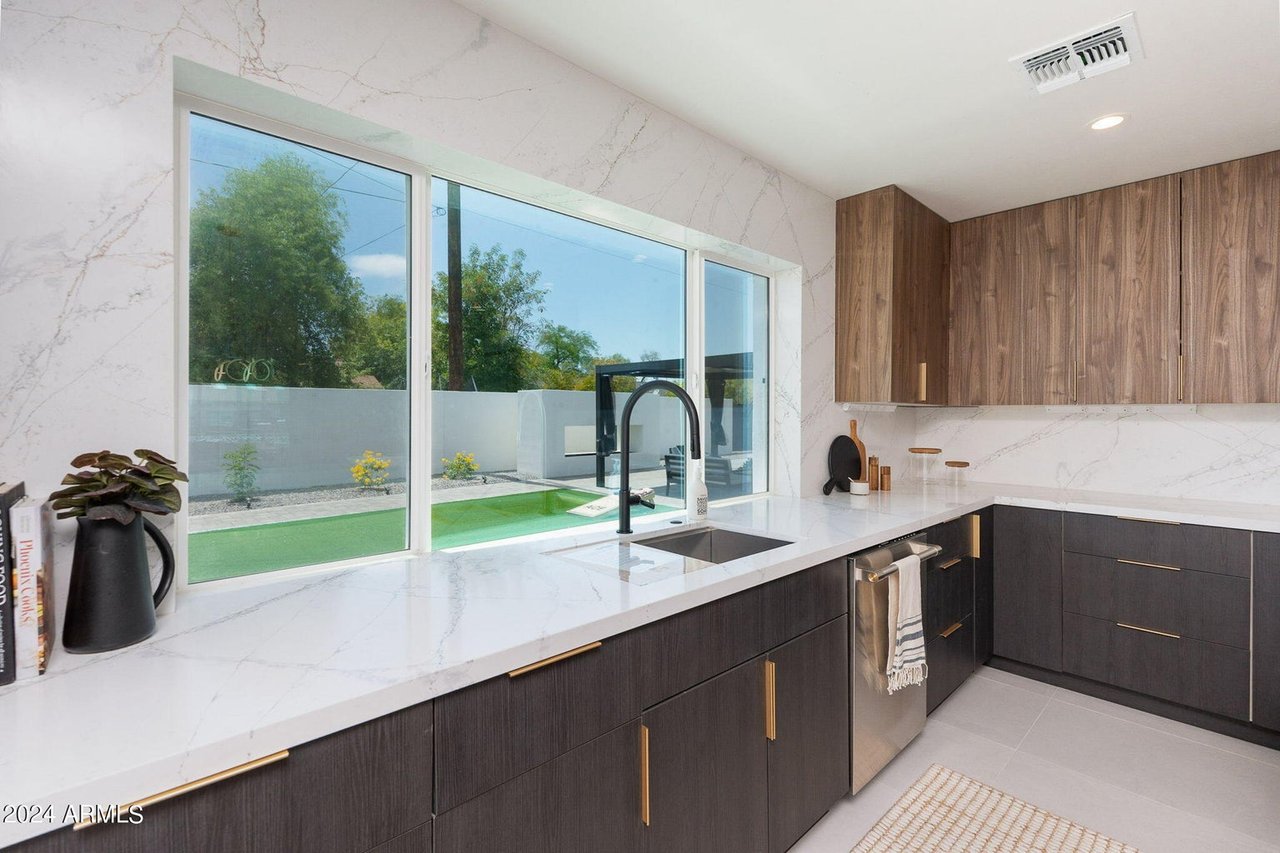 3016 N 84TH Place