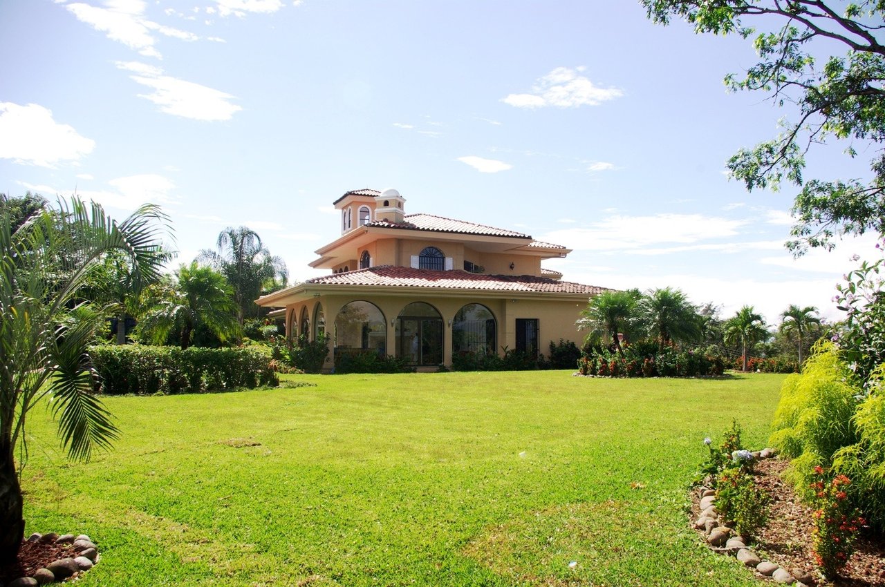 Luxurious Country Villa