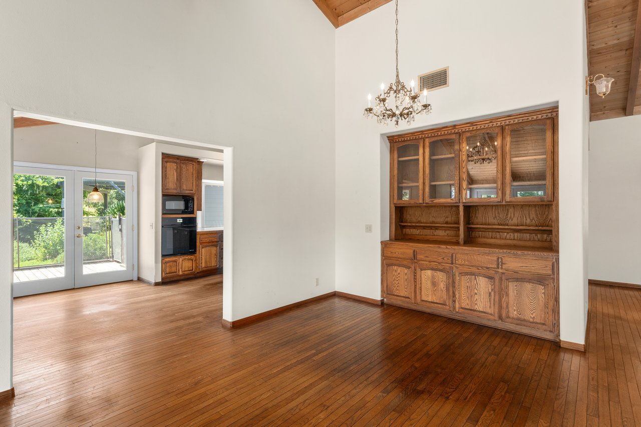 37797 Calle De Lobo