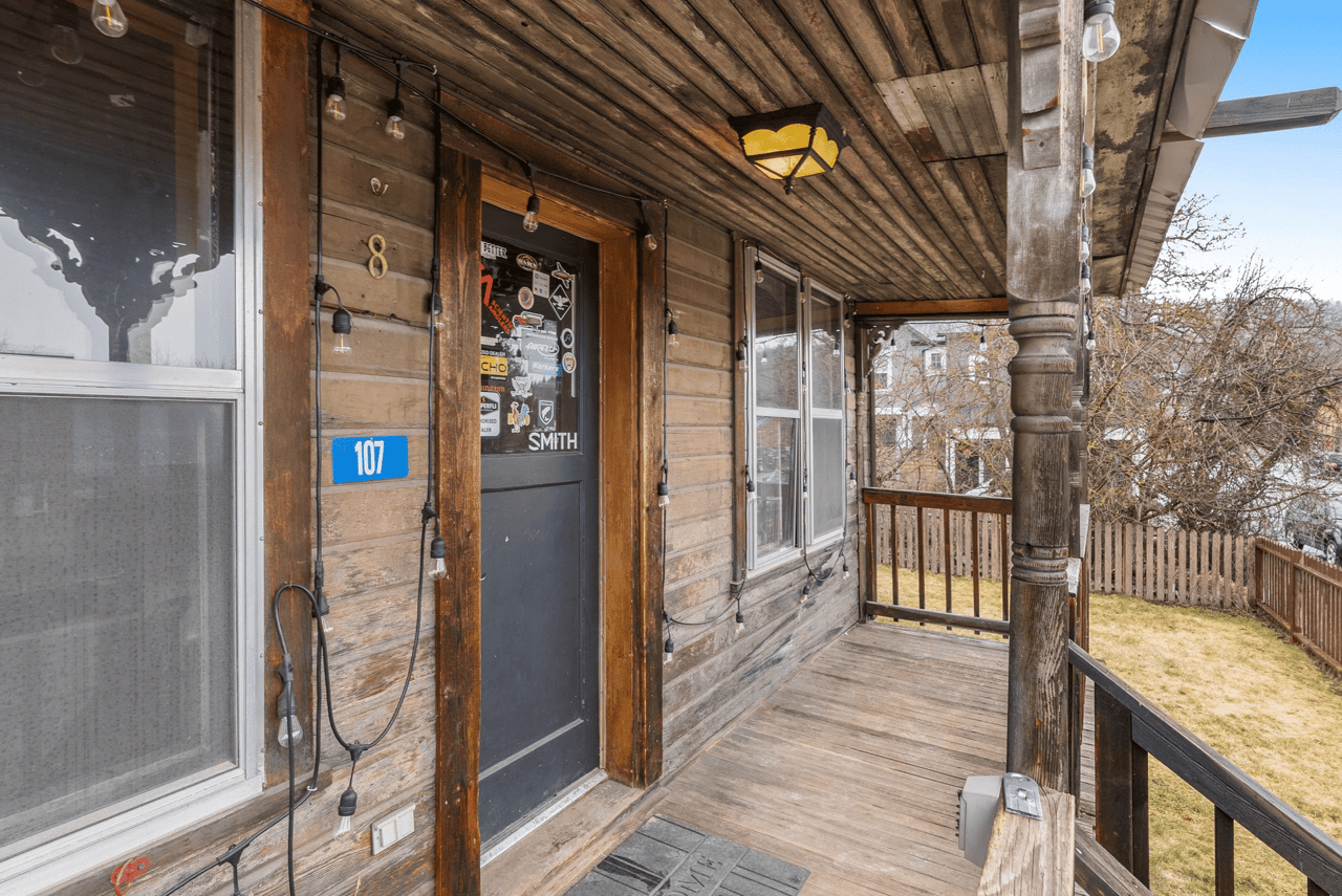 *SOLD* Just Listed In Roslyn