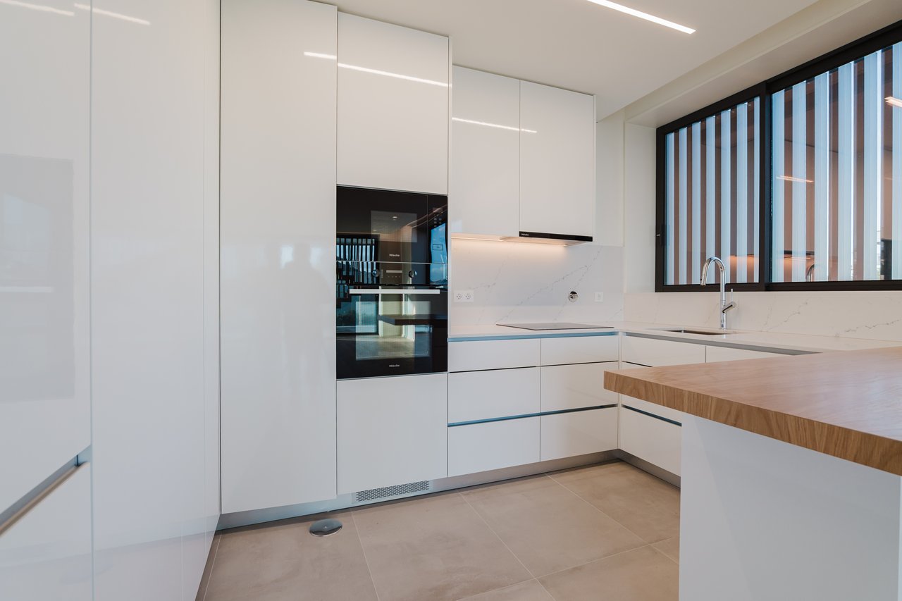 Elegant 3-Bedroom Sea-View Apartment with Large Terrace & Rooftop Pool in Vila Nova de Gaia