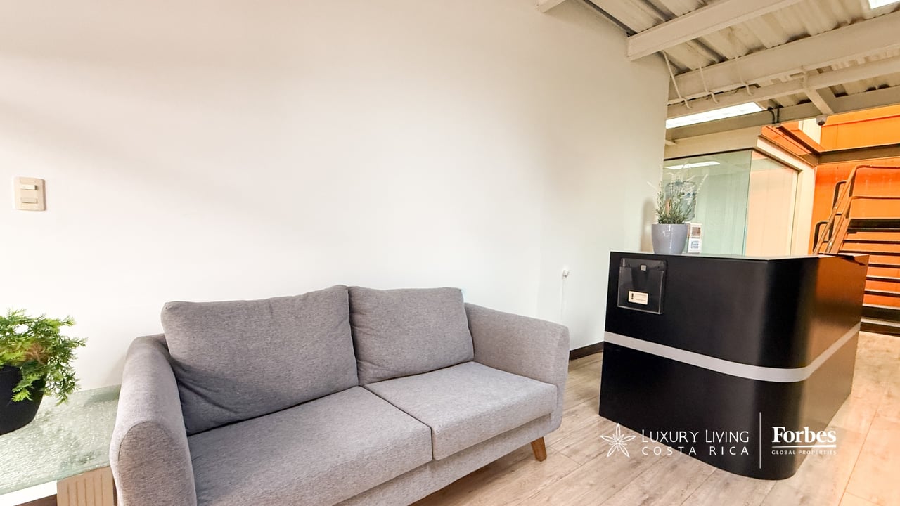 21581 - 3-Story Office/Warehouse with Easy Access to Route 27 in Guachipelin, Escazú