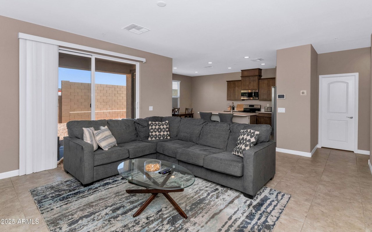 1255 N ARIZONA Avenue, 1251