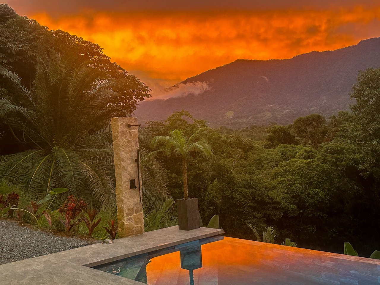 Ojochal Modern Jungle Home with Infinity Pool & Mountain Views