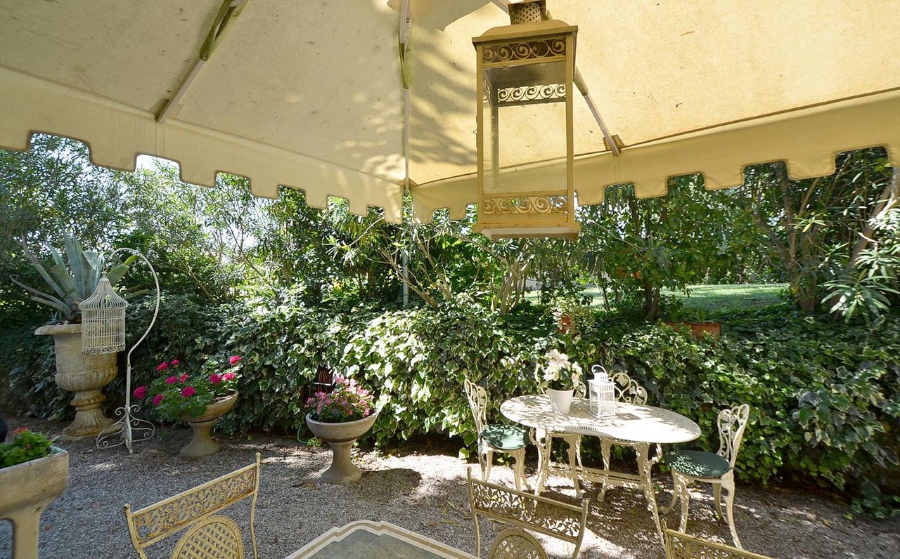 Gorgeous Florence Estate With Saltwater Pool