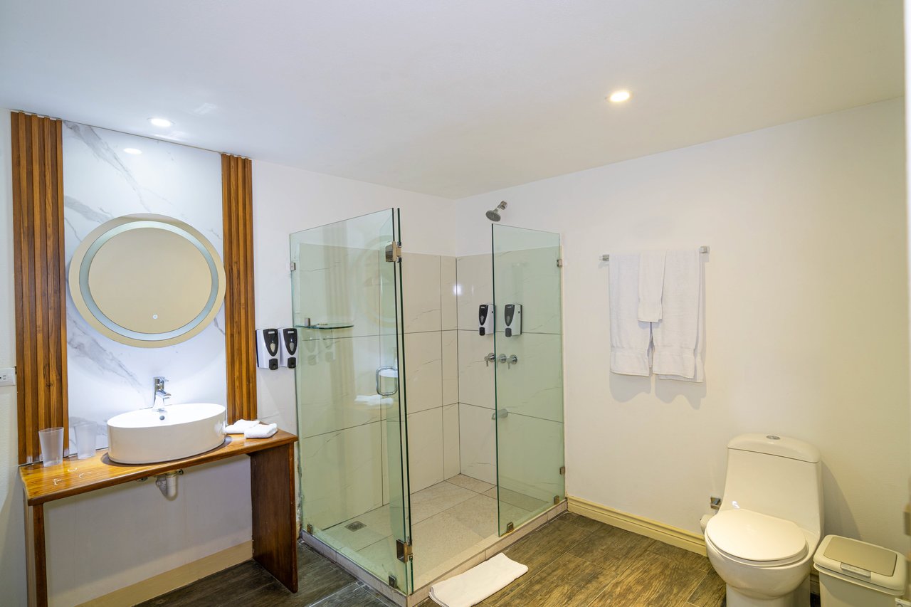 22 Unit Tropical Boutique Hotel steps from Manuel Antonio Park & Beach