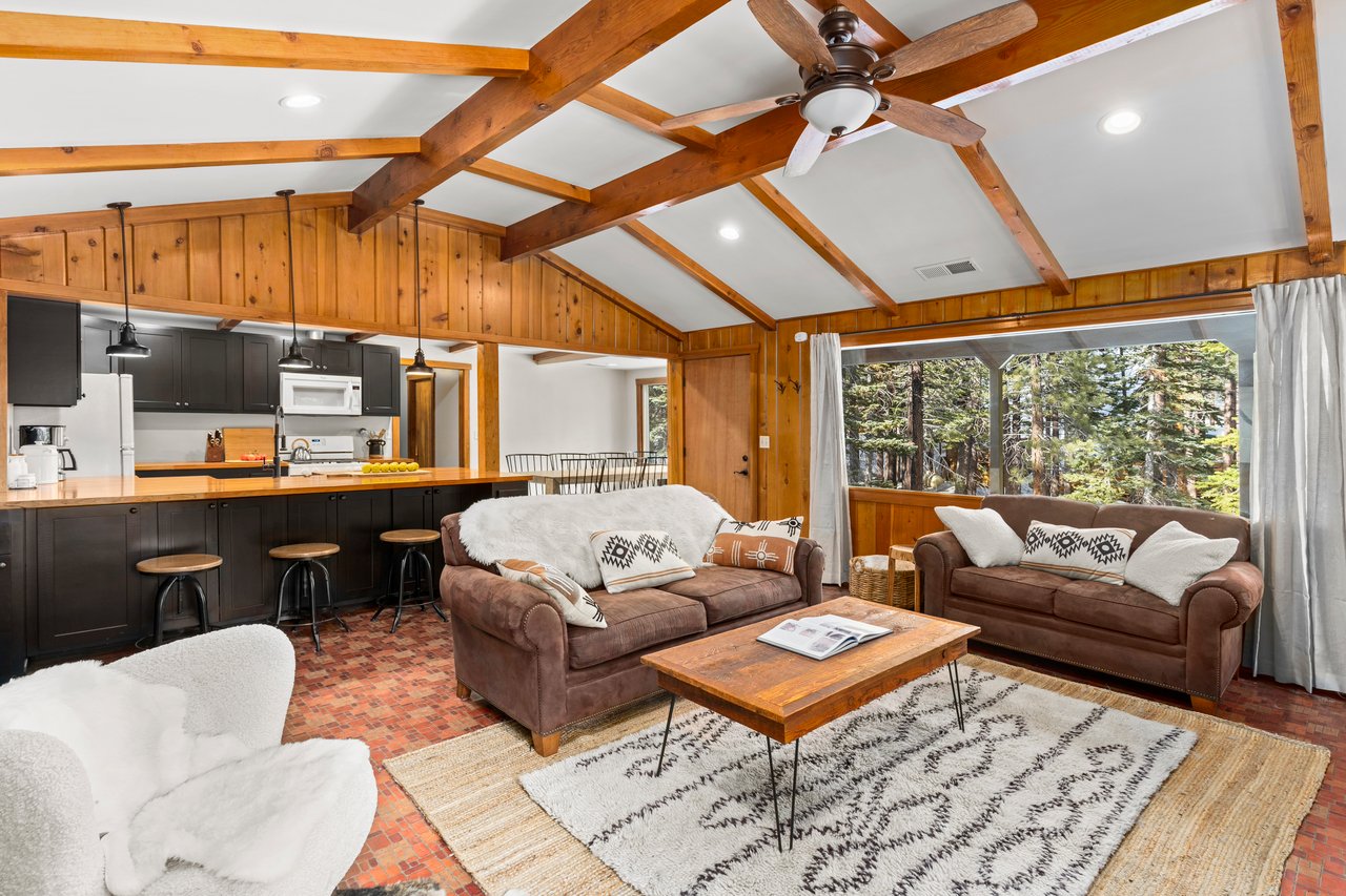 Private Cabin with hot tub, walk to village