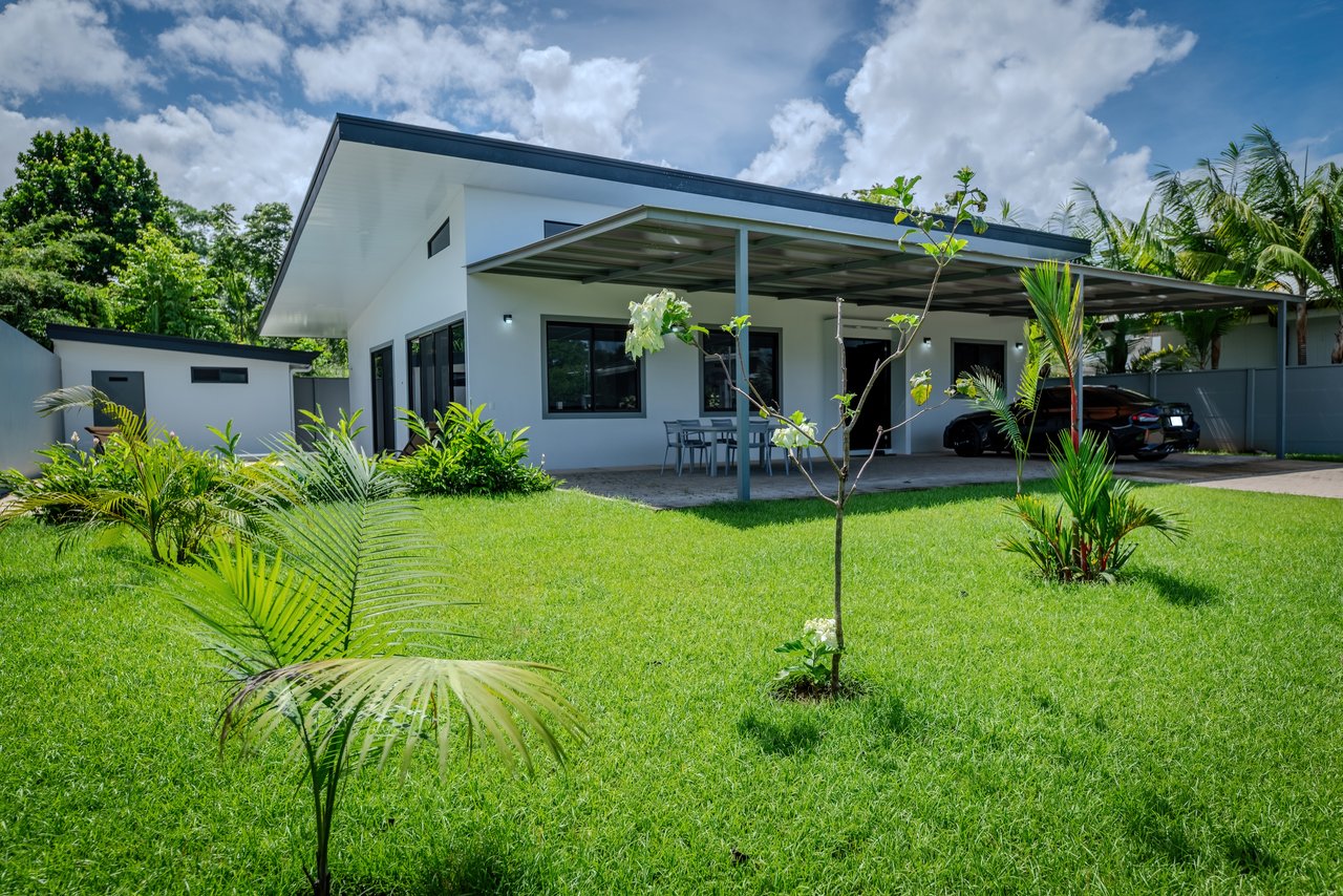 Modern 3-Bed, 3-Bath Home with Pool in Uvita – Walk to Town | Jardines del Sol