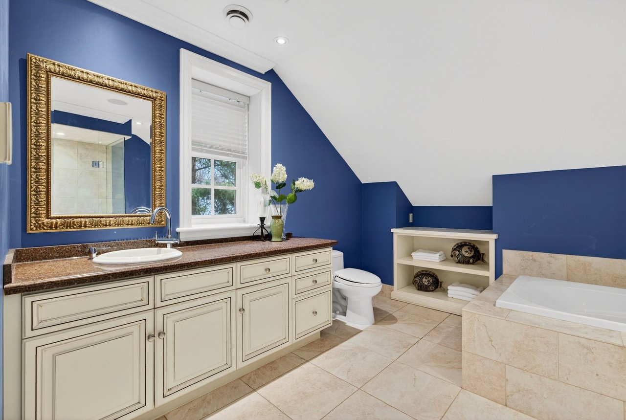  Aldershot Lakeside Elegance