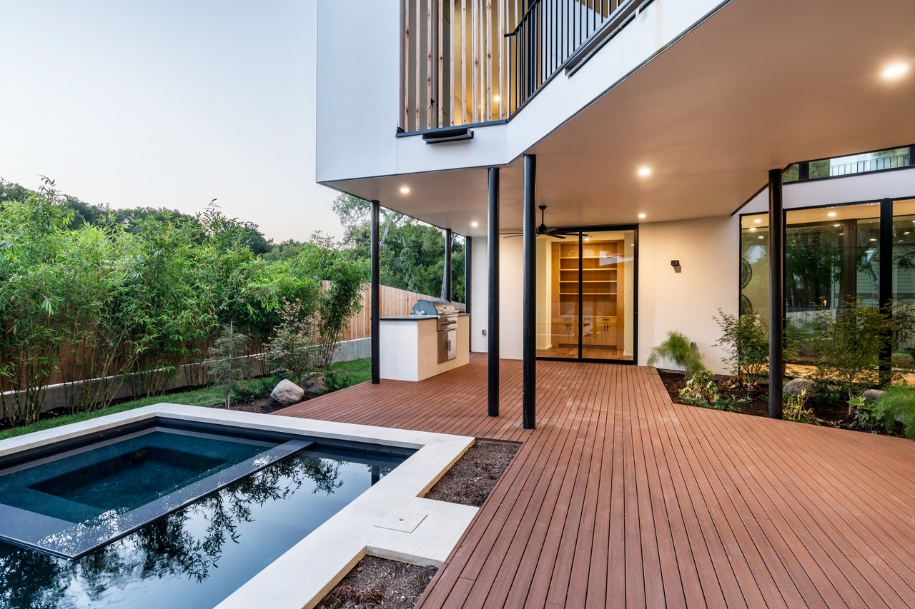 1121 Bluebonnet LN