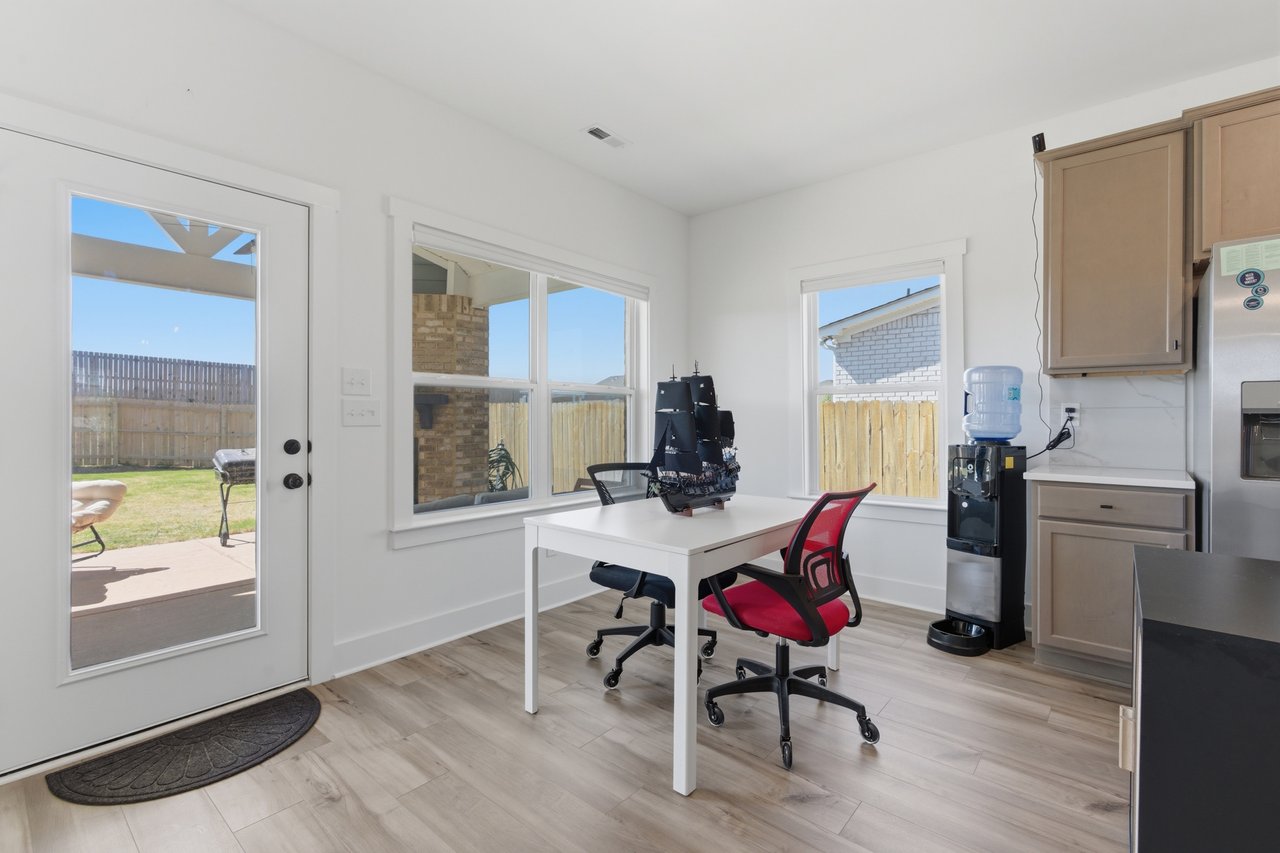 Immaculate 5BR Home with Outdoor Fireplace & Community Pool