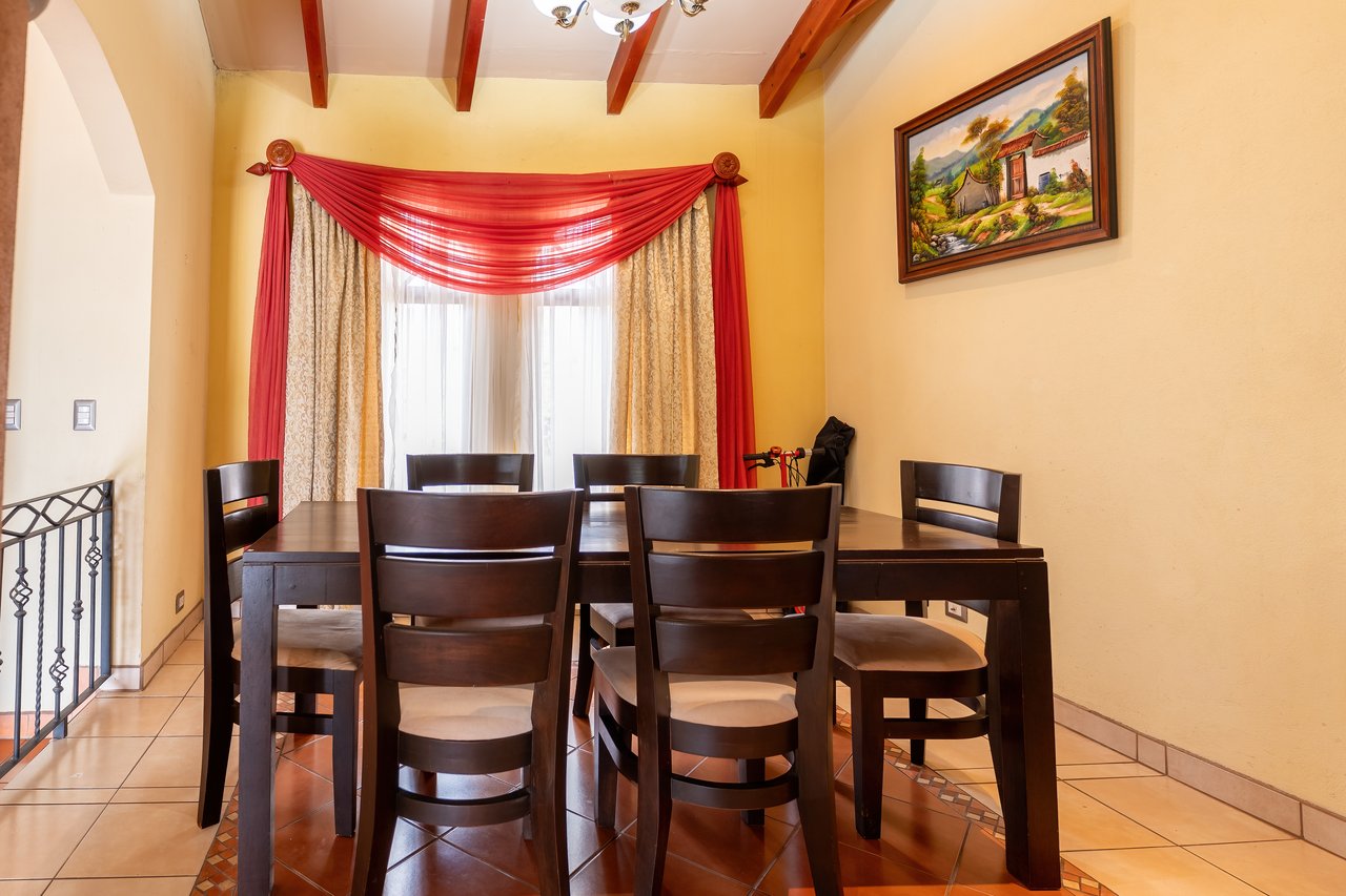 Spacious 5-Bedroom Colonial Home with 4 Bathrooms | La Bonita, Rivas.