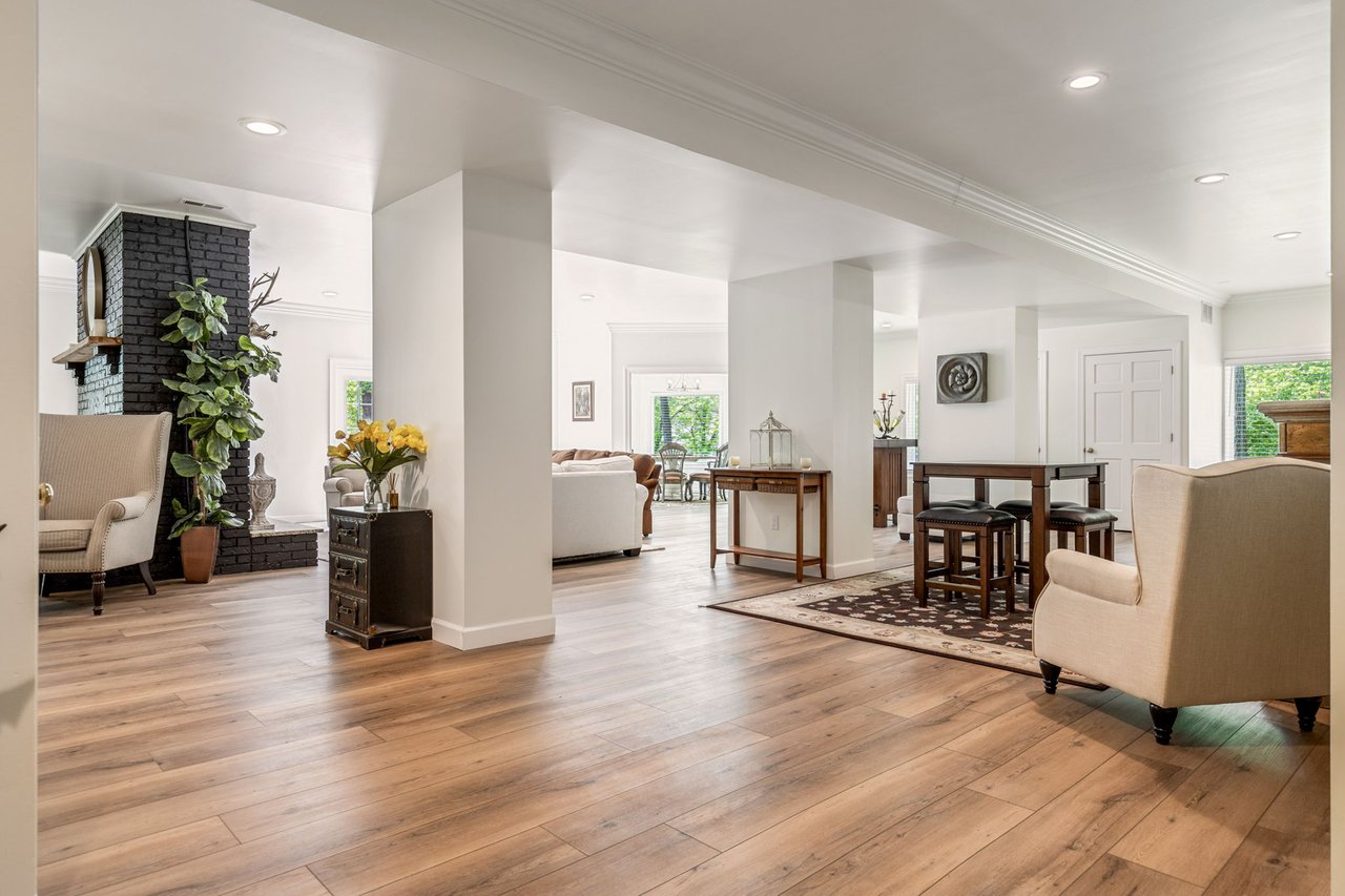 11 Lake Forest Court W