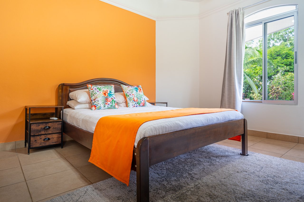 Casa Luna, 3bed /3bath Private Oasis, Convenient Location