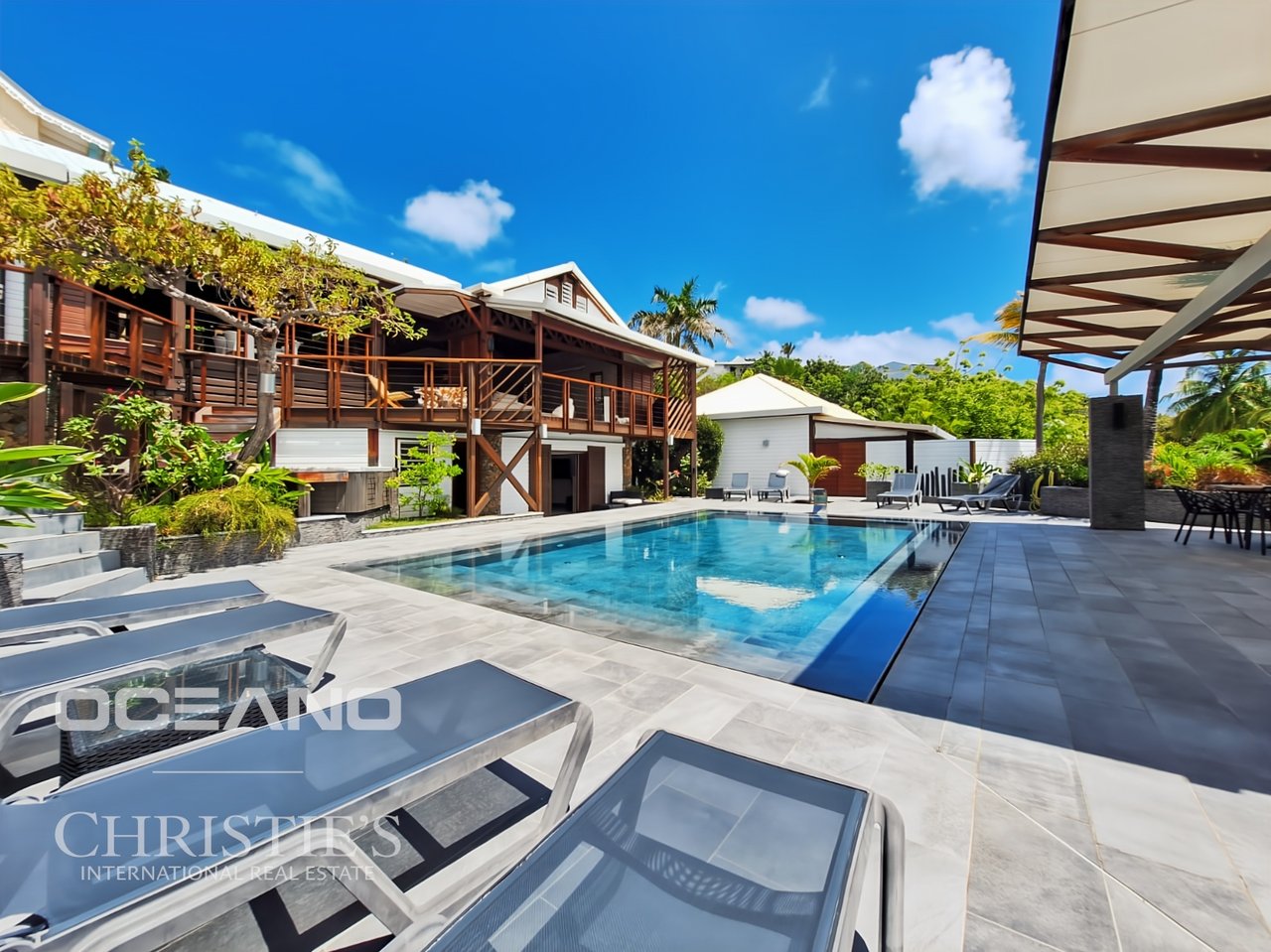 Magnificent sea-view villa + 3 bungalows