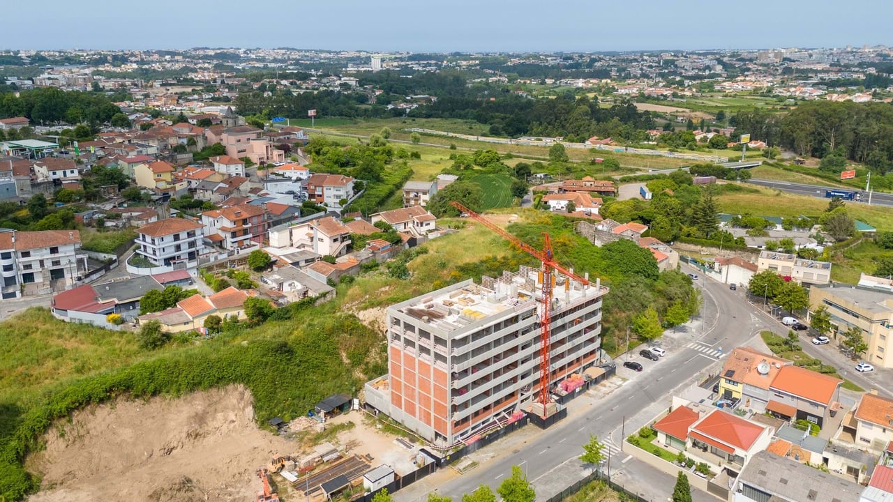Modern 3-Bedroom Apartment with Balcony in Águas Santas, Maia