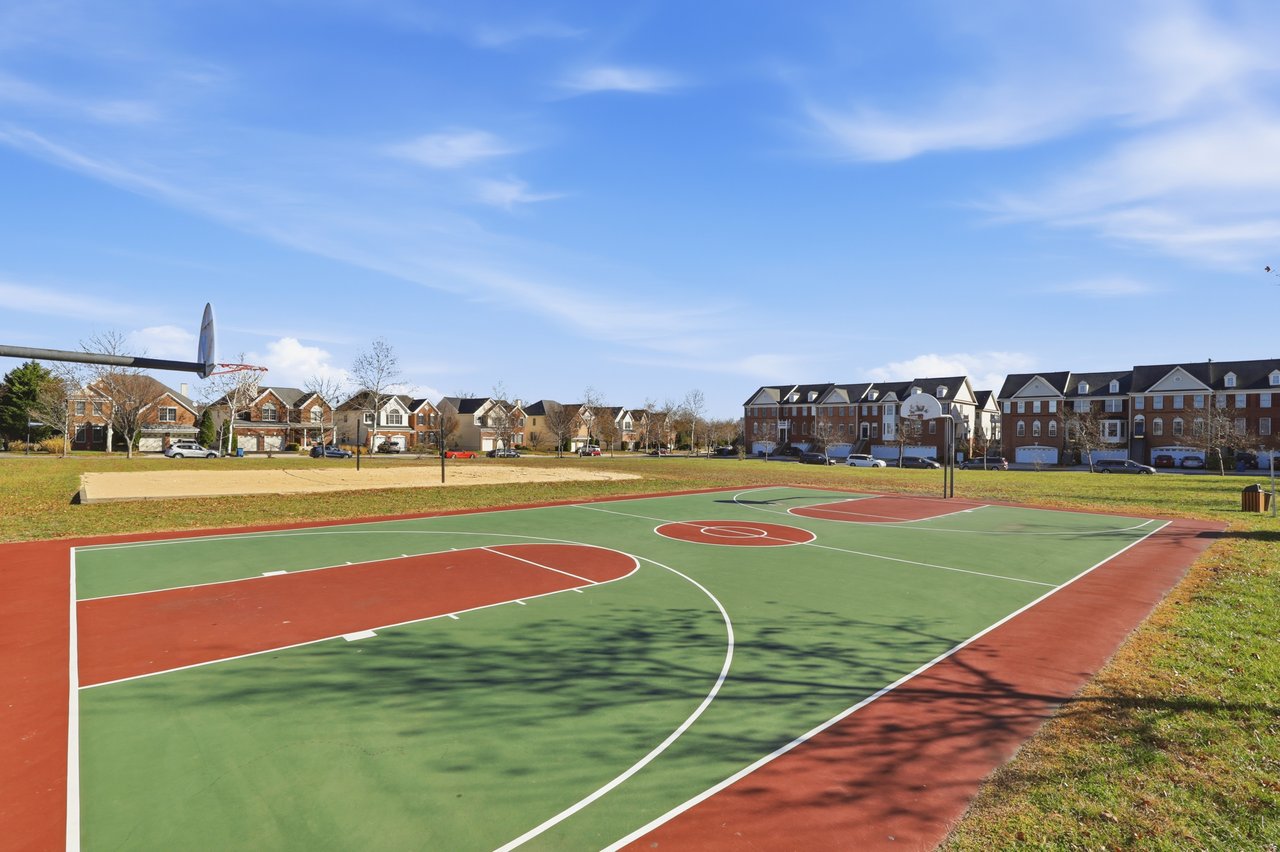 42757 Gelding Sq, Chantilly, VA 20152	