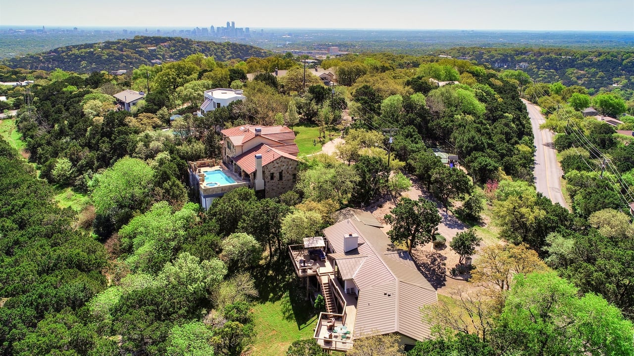 Hilltop Retreat with Panoramic Views