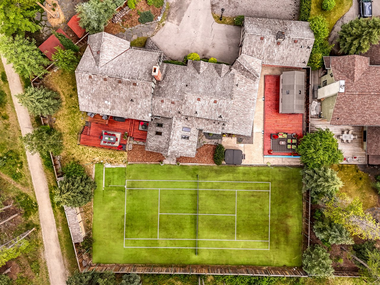 Private Mountain Retreat on Nearly Half an Acre