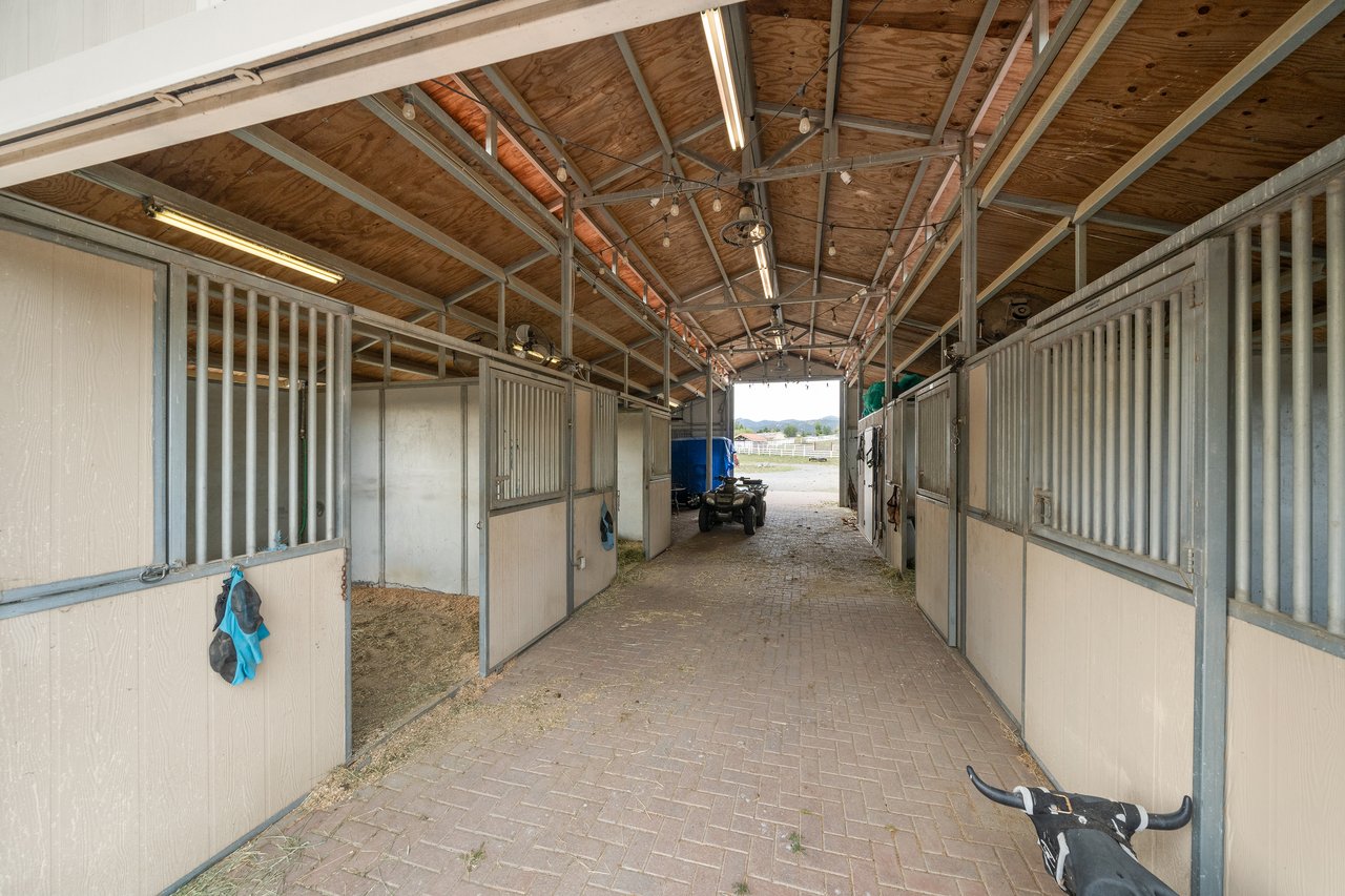 38405 Avenida La Cresta