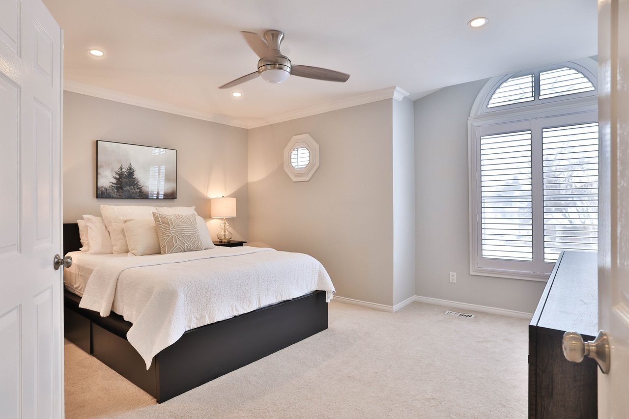 5255 Lakeshore Road 7