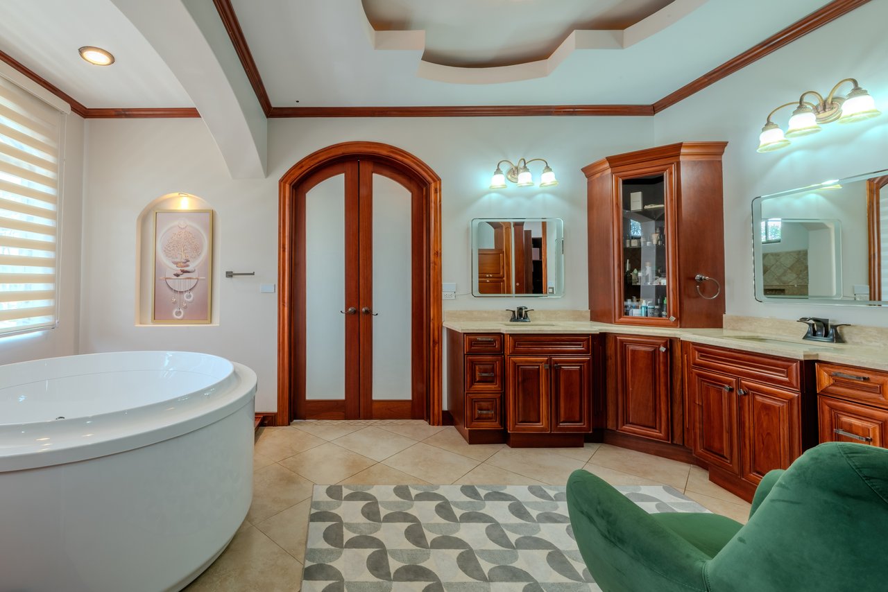 Luxury Home with Pool, Bar Area & Resort-Level Amenities | 5br, 4ba in Perez Zeledon 