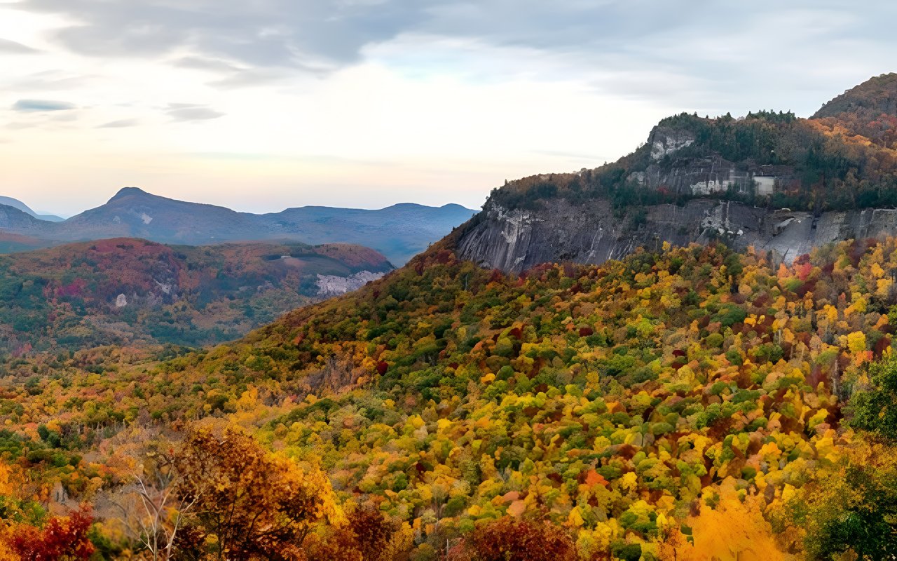 3 Stunning South-Eastern Hikes with A Nearby Crash Pad