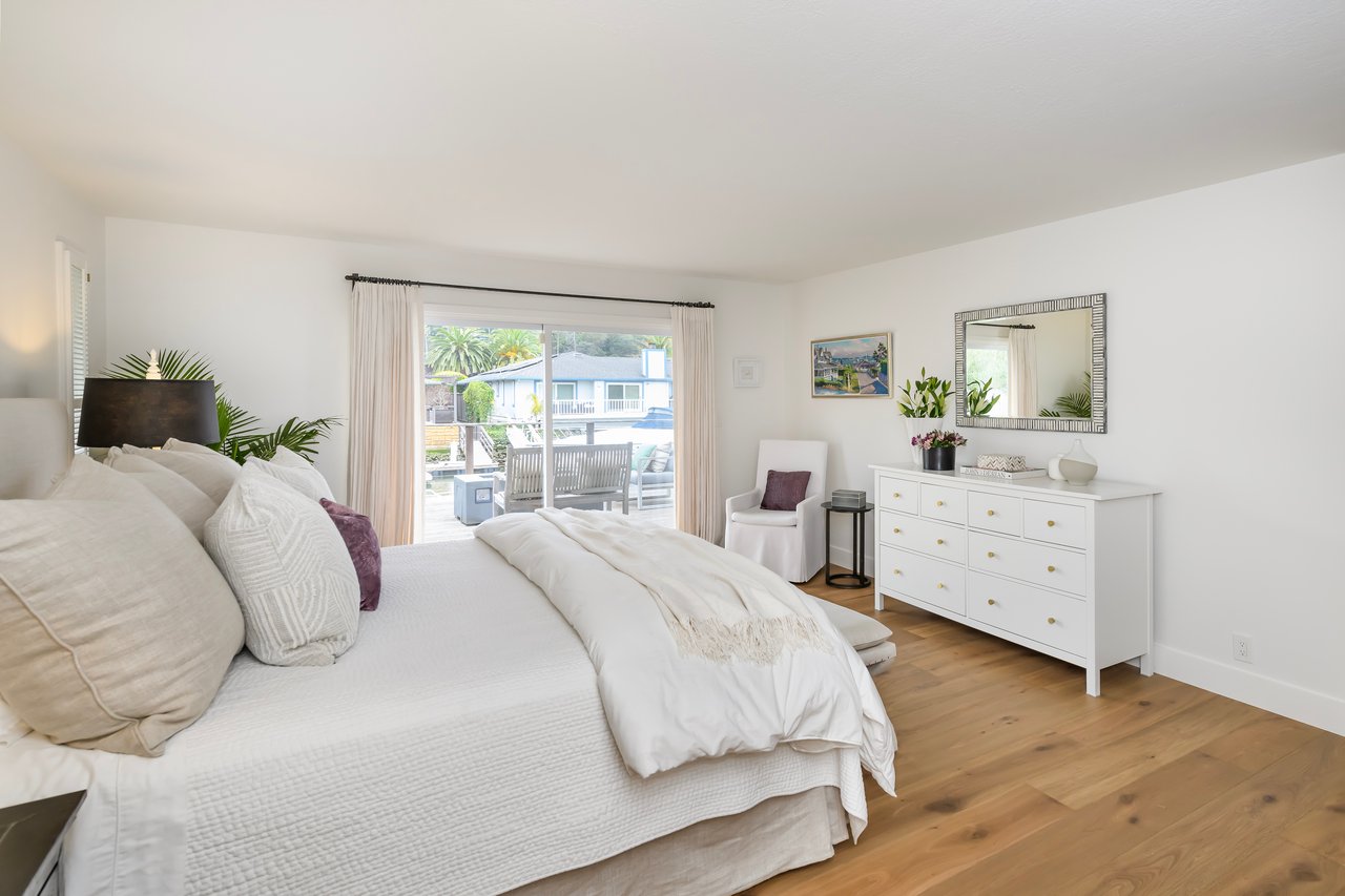 Refined Single-Level Waterfront Retreat