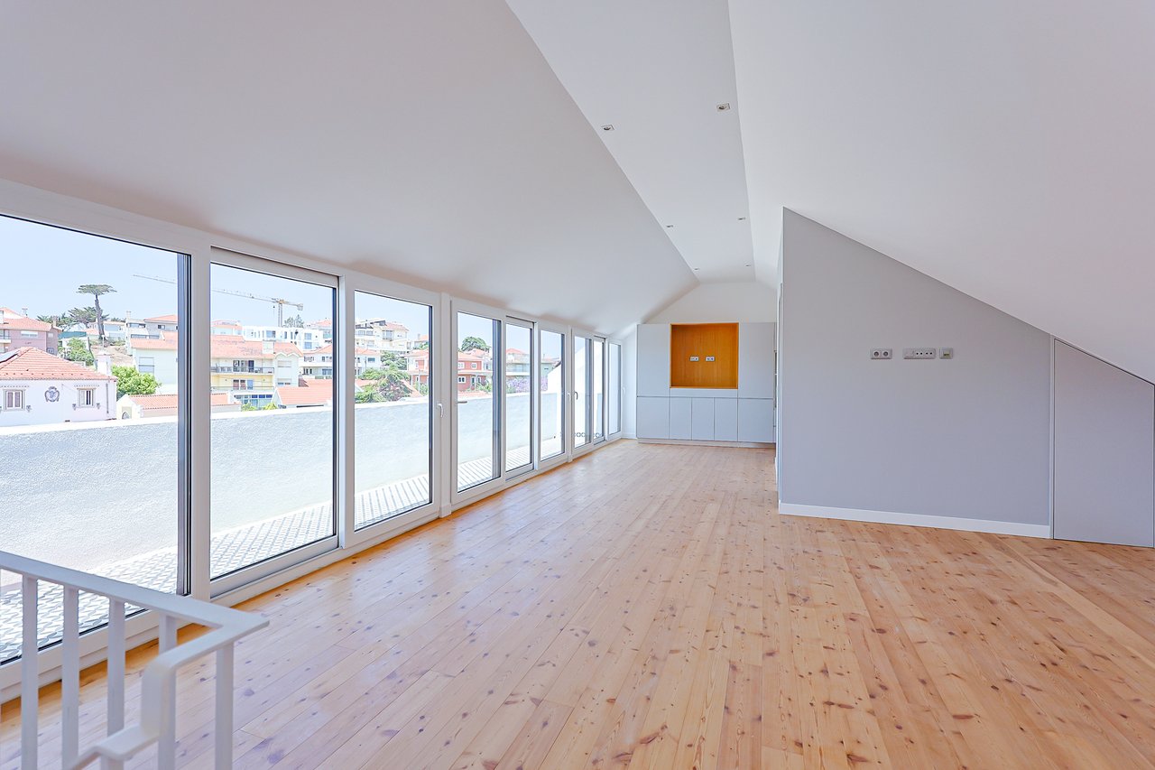 3-BDR Duplex with Sea View, Balcony & Private Lift in Monte Estoril