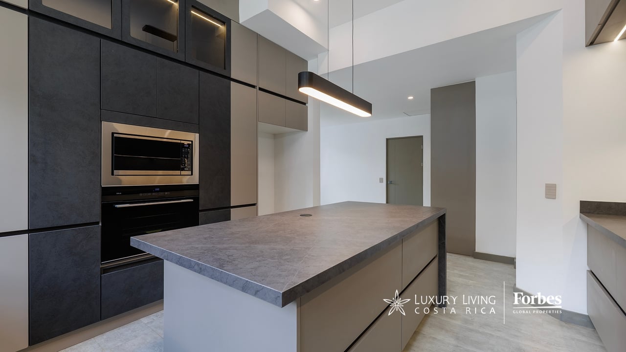 21468 - Remodeled 1-level house, 4 bedrooms, pool, terrace and garden