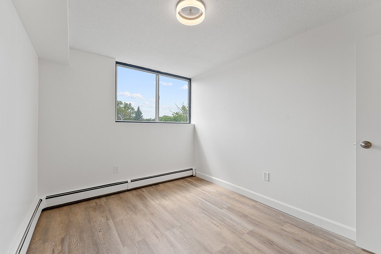 10330 Yonge Street W Unit: 404