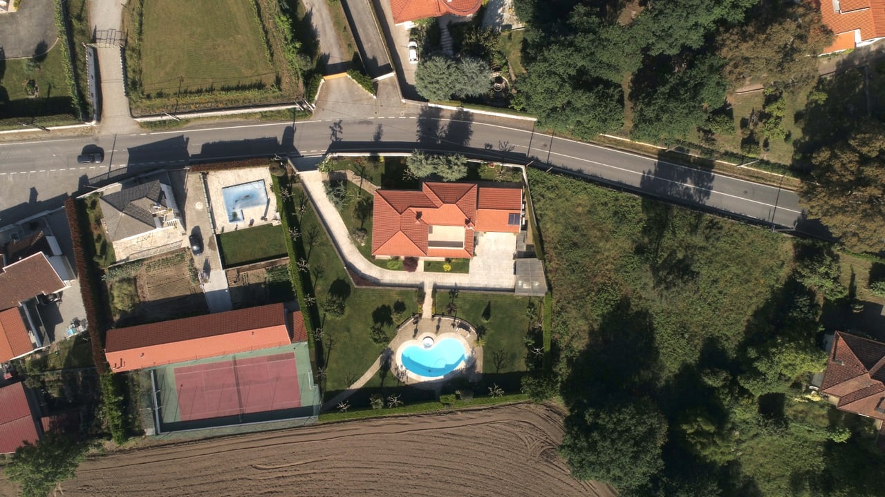 Spacious Three-Bedroom Villa with Swimming Pool and Tennis Court in Guardizela