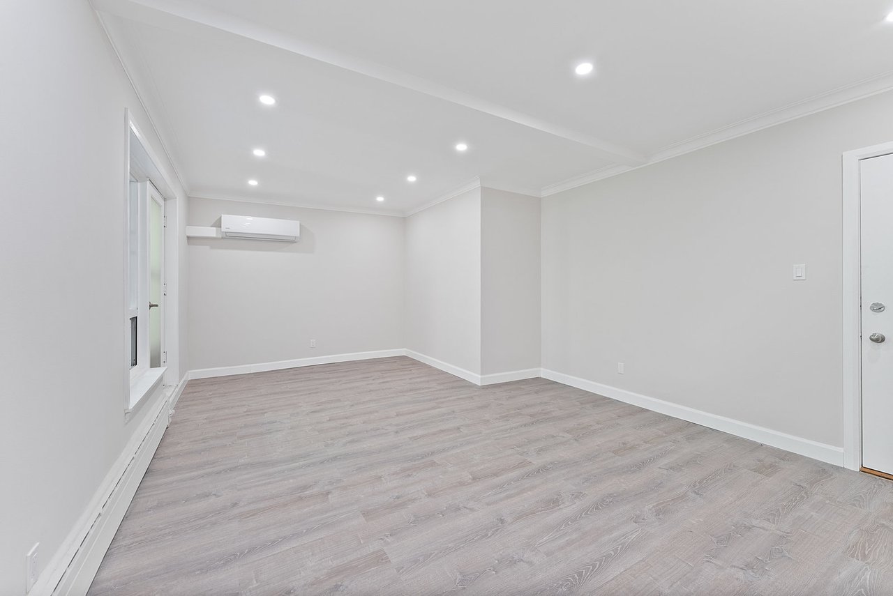 24 Shallmar Boulevard 311, Toronto C04 Unit: 311