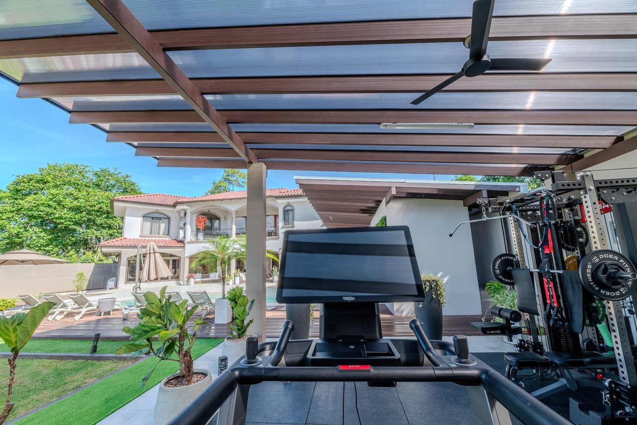 Luxury Home with Pool, Bar Area & Resort-Level Amenities | 5br, 4ba in Perez Zeledon 