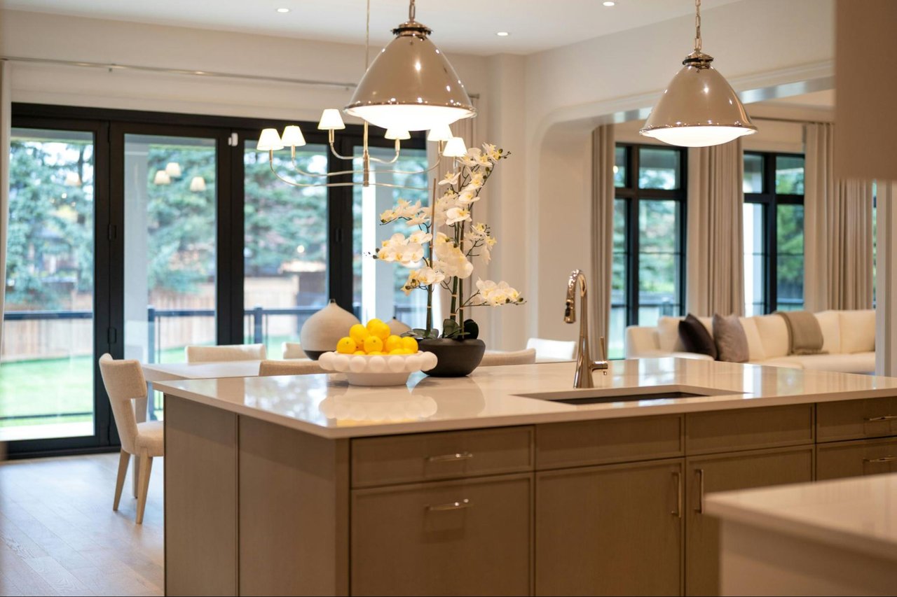 What Buyers Notice First: How to Nail the First 60 Seconds of a Tour
