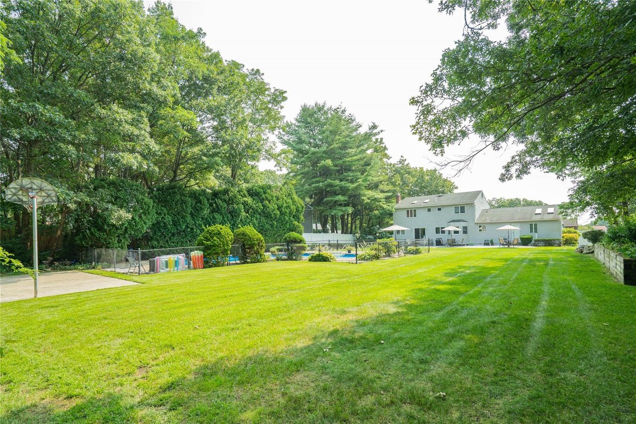 1 Stonehurst Ln